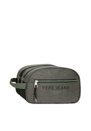 Neceser rectangular gris con dos cremalleras negras, tira de cremallera verde, asa lateral y logo "PEPE JEANS" en el bolsillo delantero.