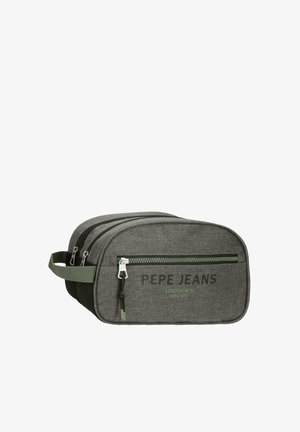 Neceser rectangular gris con dos cremalleras negras, tira de cremallera verde, asa lateral y logo "PEPE JEANS" en el bolsillo delantero.
