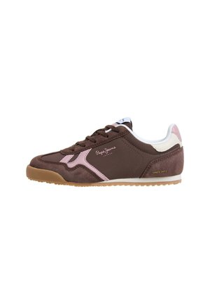 Brązowy i różowy sneaker Pepe Jeans z sznurowaniem z przodu, gumową podeszwą i białym wyściełanym kołnierzem, widziany od zewnętrznej strony.