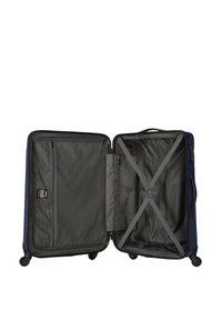Valigia blu navy con una scocca rigida, chiusura a zip e scomparti interni. Include cinghie incrociate e una tasca in rete. Quattro ruote per la mobilità.