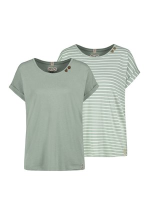 Zwei kurzärmelige Damenshirts mit U-Boot-Ausschnitt in Salbeigrün; eines einfarbig, das andere weiß gestreift, jeweils mit zwei kleinen Knöpfen nahe dem Ausschnitt.