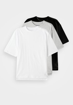 Tre kortærmede T-shirts i hvid, grå og sort. Hver har en klassisk crew neck og en glat, bomuldsagtig tekstur.