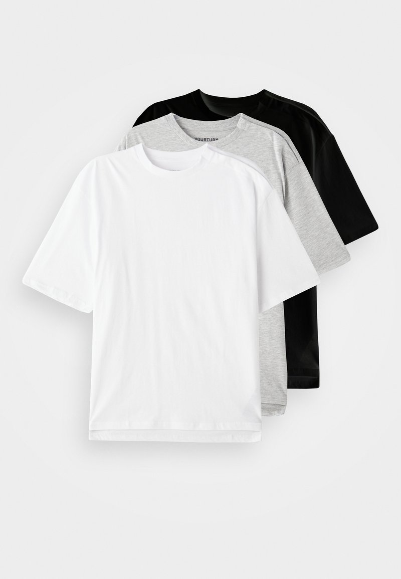 Τρία κοντομάνικα T-shirt σε λευκό, γκρι και μαύρο. Κάθε μπλουζάκι έχει κλασικό στρογγυλό λαιμό και απαλό, βαμβακερό υλικό.