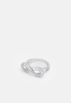 Sterling sølvring med et uendelighetssymbol, pyntet med klare rektangulære kubiske zirkonia-steiner langs formen.
