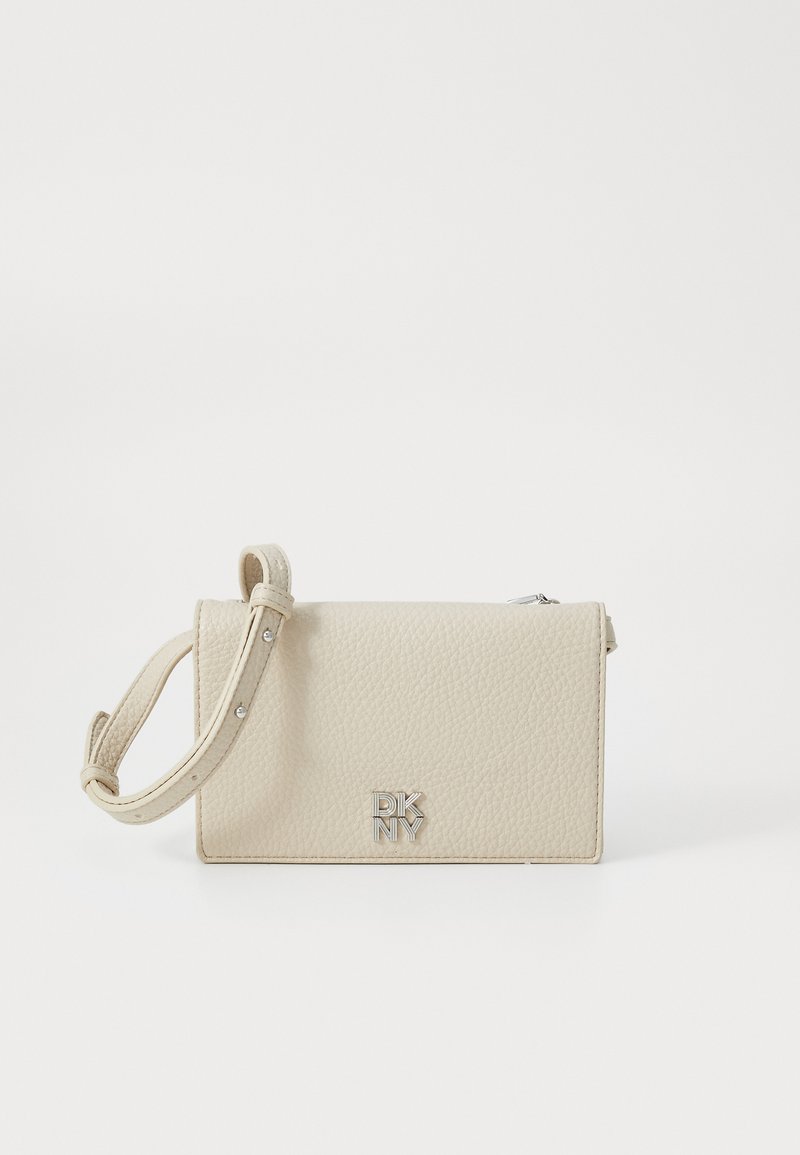 Sac bandoulière en cuir couleur crème avec une finition texturée, doté d'une sangle amovible et d'un détail logo en ton argent sur le devant.