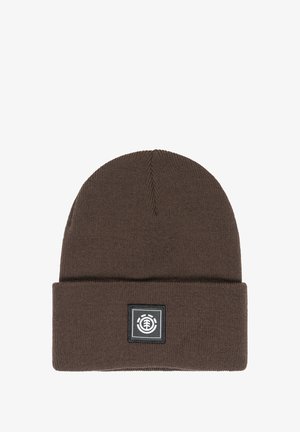 Brun strikket beanie med en foldet manchet, der har et lille sort firkantet mærke med et cirkulært logo. Lavet af blødt, tekstureret materiale.