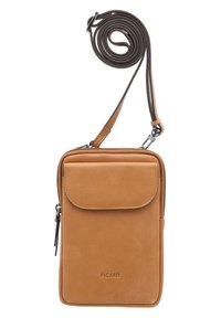 Sac bandoulière en cuir tan avec fermeture à rabat, poche zippée et bandoulière réglable. Présente un design minimaliste et un logo embossé.