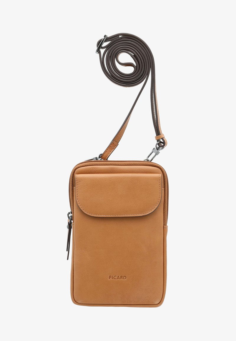 Sac bandoulière en cuir tan avec fermeture à rabat, poche zippée et bandoulière réglable. Présente un design minimaliste et un logo embossé.