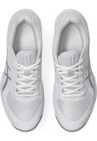 Baskets de sport blanches en matériaux mesh et synthétiques. Les caractéristiques incluent une tige texturée, des accents gris contrastants et des lacets.