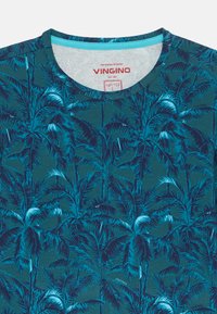 T-shirt à manches courtes avec un motif de palmier dans des nuances de teal et de bleu. Fabriqué en tissu doux avec un col rond et une étiquette à l'intérieur.
