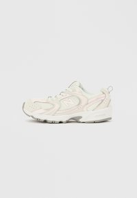 Lehký běžecký boty v bílé barvě s pastelovými akcenty. Síťovaná svršek pro prodyšnost, polstrovaný límec a gumová podrážka pro lepší trakci.