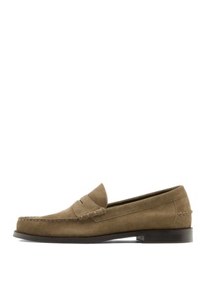 Brun ruskind herre loafer med en syning på penny remmen, rundet tå og mørk flad sål, vist fra siden på hvid baggrund.