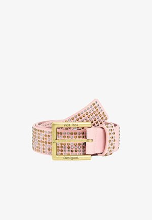 Cinturón de cuero rosa con tachuelas plateadas y doradas, hebilla rectangular dorada grabada con "Desigual" y "Masha Popova".