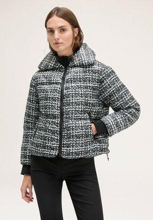 Gequilte pufferjack in zwart-wit houndstoothpatroon, met een hoge kraag, ritssluiting en zwarte manchetten, uitgerust met zijzakken.