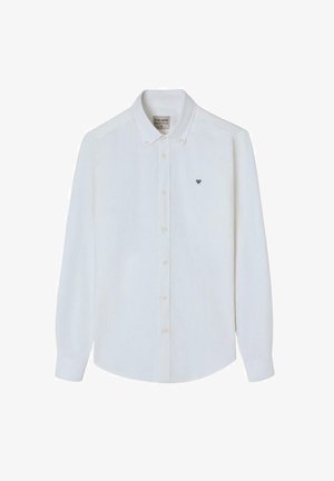 Camisa blanca de manga larga con cuello abotonado, botones en el frente y un pequeño logo azul en el lado izquierdo del pecho. Fabricada con tela ligera.
