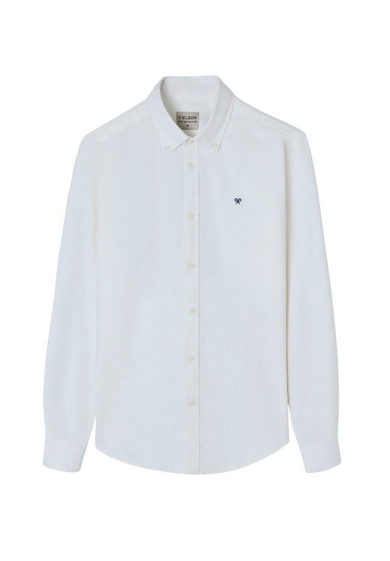 Camisa blanca de manga larga con cuello abotonado, botones en el frente y un pequeño logo azul en el lado izquierdo del pecho. Fabricada con tela ligera.