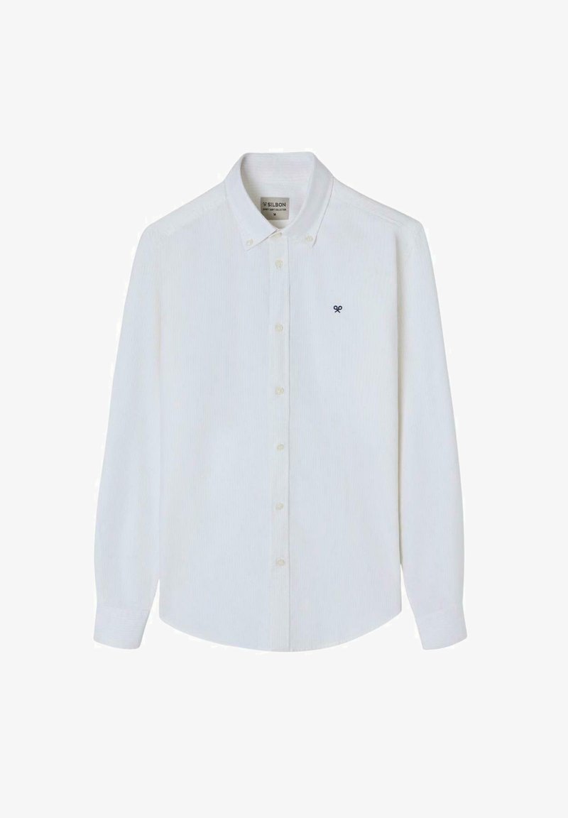Camisa blanca de manga larga con cuello abotonado, botones en el frente y un pequeño logo azul en el lado izquierdo del pecho. Fabricada con tela ligera.