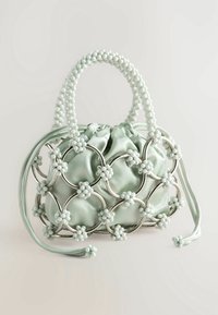 Sac vert menthe avec un corps en satin froncé, cadre en métal, et accents perlés, doté de poignées structurées et de détails floraux en perles.
