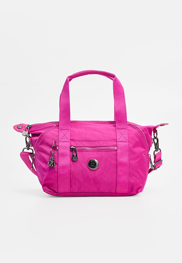 Sac en tissu fuchsia avec deux poignées supérieures, une bandoulière détachable, des compartiments zippés et des détails en métal. Texture lisse.