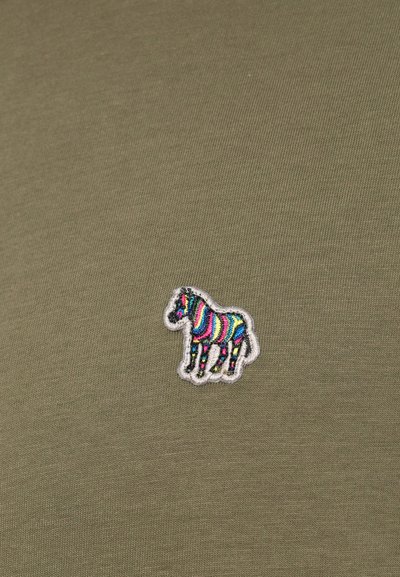 Material verde măsliniu cu o textură nervurată, prezentând un mic design brodat colorat cu o zebră conturată în gri.