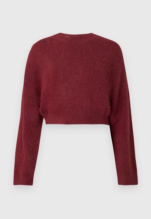 Kort genser i dyp burgunder, med lange ermer, ribbet tekstur og rund hals. Mykt strikket materiale med løs passform.
