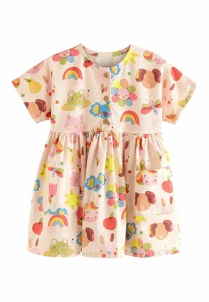 Sukienka w pastelowym kolorze z krótkim rękawem i zapięciem na guziki z przodu, ozdobiona wzorem zwierząt, kwiatów i tęcz na jasnoróżowym tle.