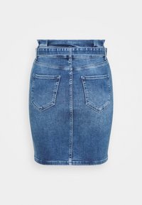 Jeanskjol i ljusblått med en figurnära design, längd till mitten av låret, femfickdesign och midja med bälteshällor.