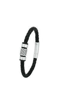 Pulsera de cuero trenzado negro con un cierre metálico plateado y un barril decorativo plateado con estrías diagonales.