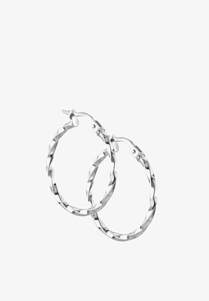 Sudraba savērptas lokveida auskari ar spīdīgu apdari un drošu aizdari. Dizains ir riņķveida formā ar fakturētu virsmu.