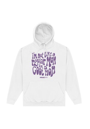 Biała bluza z kapturem z fioletowym napisem "Nie jestem zwykłą mamą, jestem fajną mamą" i mniejszym logo "Mean Girls" poniżej.