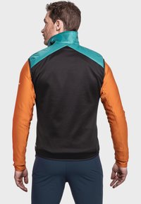 Farbenblockierte Jacke mit schwarzem Körper, türkisfarbenen Schultern und orangen Rippärmeln. Aus leichtem Material gefertigt, vielseitiges Design.