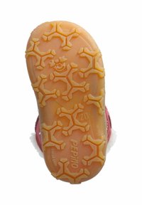 Růžová dětská podrážka boty s vzorovanou, texturovanou hnědou gumovou spodní částí, která obsahuje motivy sněhových vloček a logo.