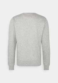 Pull gris clair à manches longues et col rond, étalé à plat, montrant le dos avec poignets et taille côtelés.