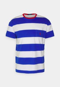 Kortärmad t-shirt med blå och vita horisontella ränder, röd crew neck och en liten ficka med en logotyp i röd brodyr.