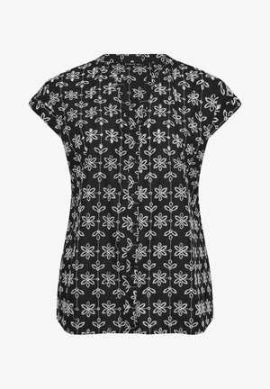 Czarna bluzka z krótkim rękawem z białą kwiatową haftem, zapinana na guziki z przodu, z szerokim kołnierzem.