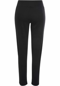Pantalons noirs en tissu lisse, au design ajusté et à large taille. Deux poches arrière sont situées à l'arrière pour une fonctionnalité accrue.