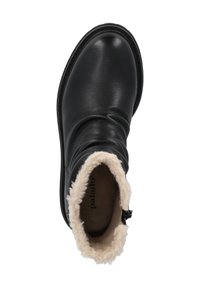 Stivaletto alla caviglia in pelle nera con una morbida fodera in ecopelliccia beige. Presenta una punta arrotondata e un dettaglio di arricciature sottili sulla parte superiore.