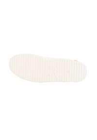 Semelle de sneaker en caoutchouc blanc avec surface texturée et rainures à motifs, dotée d'un logo en relief pour une traction et une adhérence optimales.