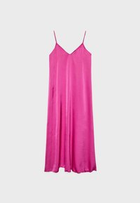 Hellpinkes Satin-Trägerkleid mit dünnen Spaghetti-Trägern und V-Ausschnitt, hängend vor einem einfarbigen hellgrauen Hintergrund.
