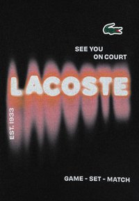 Czarna tkanina z napisem "LACOSTE" w bieli z gradientowymi pomarańczowymi akcentami powyżej. Zawiera napis "DO ZOBACZENIA NA BOISKU" oraz logo.