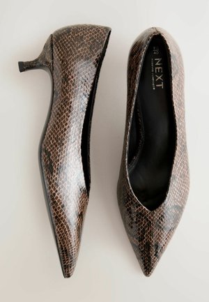 Rjave in črne salonarje z vzorcem kačjega usnja, z ostrim nosom, sijajno površino in 3-palčnimi stiletto petami. Oznaka vidna znotraj.