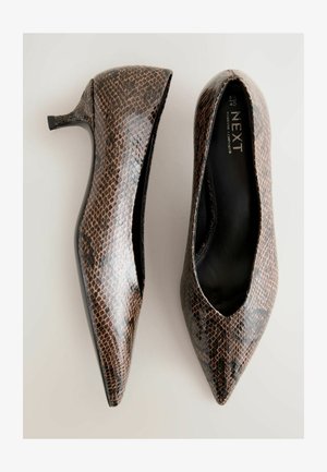 Zapatos de tacón alto con patrón de serpiente en tonos marrón y negro, punta afilada, acabado brillante y tacón de 3 pulgadas. Logo visible en el interior.