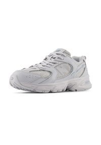 Scarpa da corsa New Balance da uomo in grigio chiaro, con pannelli in mesh, colletto imbottito, suola in gomma texture e sottili dettagli.