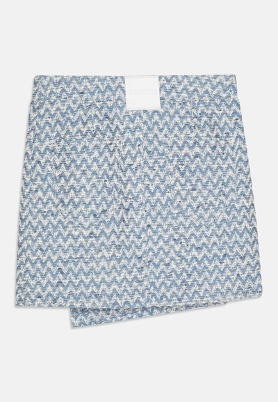 Blaue und weiße, strukturierte Stoffshorts mit einem Zickzackmuster und einem sichtbaren Markenlabel am Bund.