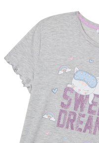 T-shirt grigio a maniche corte con testo glitterato "SWEET DREAMS", un gatto cartone animato con una maschera per gli occhi, e motivi colorati di cuori e arcobaleni.