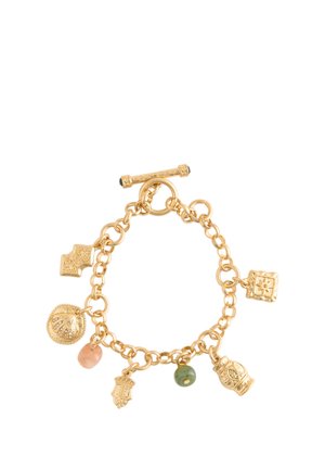 Goldenes Charm-Armband mit sieben einzigartigen Charms, darunter eine Muschel, abstrakte Formen, Steine und symbolische Anhänger, an einer Kette mit Knebelverschluss.
