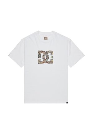 T-shirt bianco in cotone con un grande design del logo DC multicolore e dettagli intricati, accompagnato da un piccolo etichetta del logo sull'orlo.