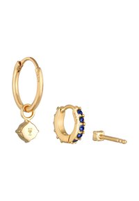 Ohrringe in Goldtönen mit einem glatten Hoop-Design, einem Tropfenschmuck und einem zweiten Hoop, der am Rand mit blauen Edelsteinen akzentuiert ist.