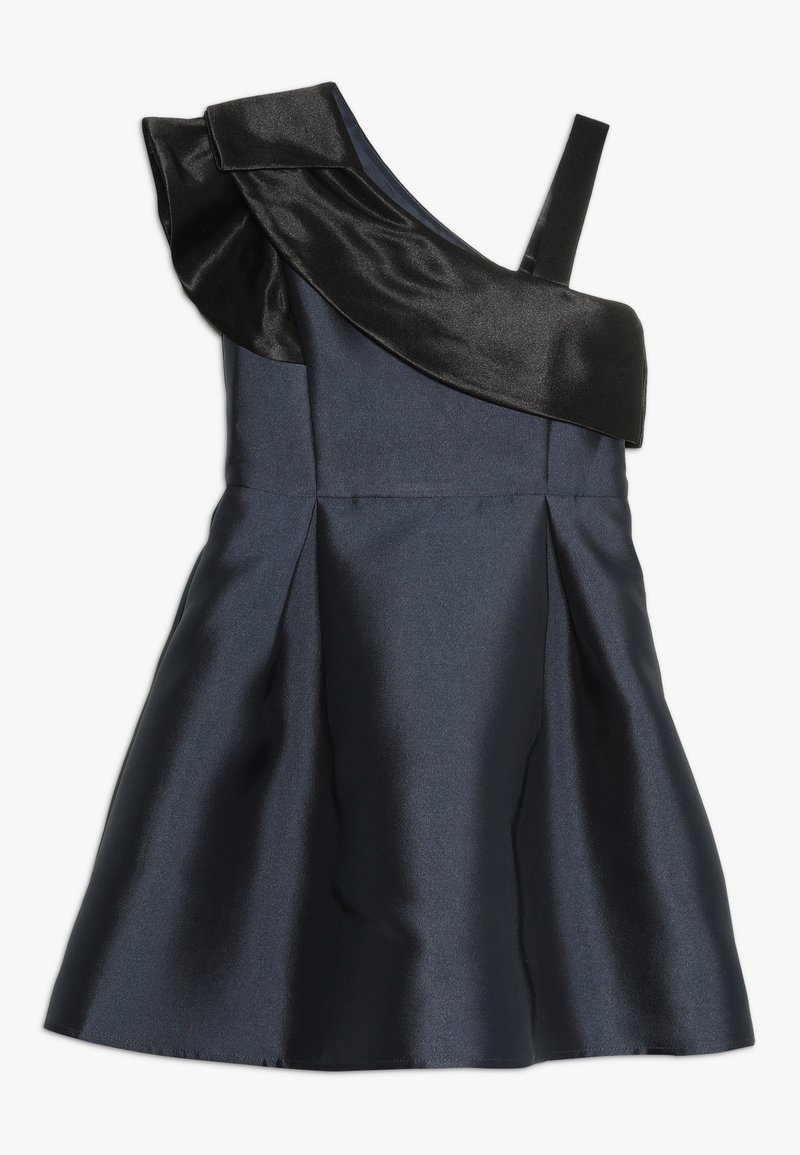 Robe bleu marine sans manches avec un volant noir épaule dénudée et une bretelle asymétrique unique du côté droit.