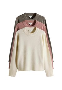 Tre maglioni in crema, rosa e grigio scuro, con scollature rotonde e polsini a coste. Tessuto morbido e testurizzato con una vestibilità rilassata.